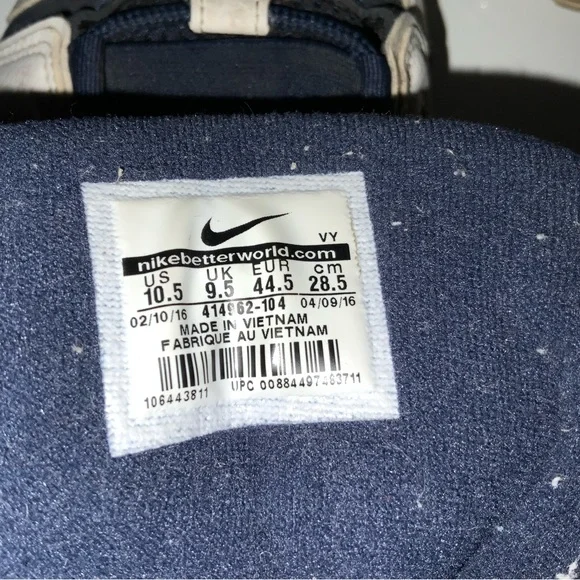 Nike Men's Black and White Air Athletic Shoes - Picture 4 of 5